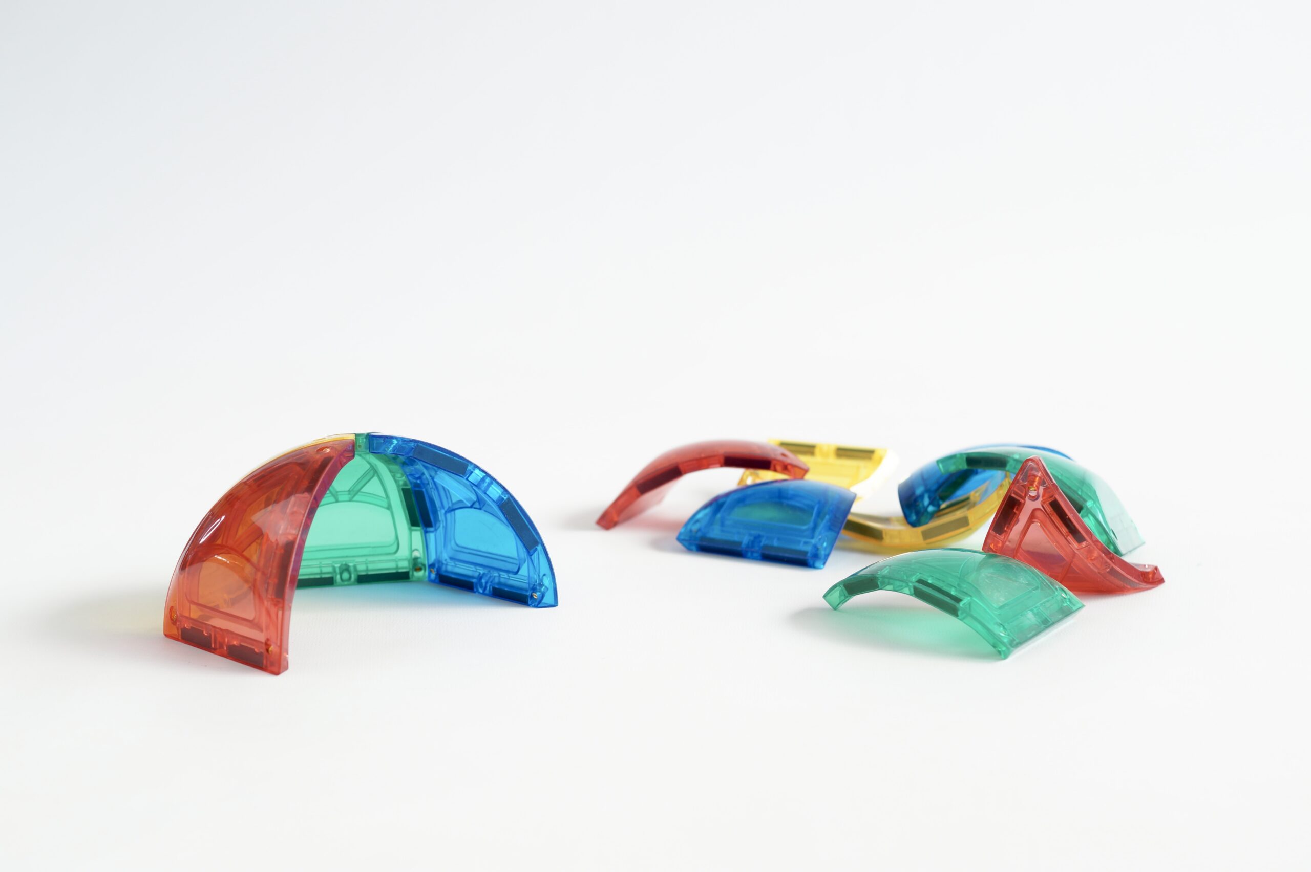 Cleverclixx Curved Dome Pack Intense 47 tk – kumerad kolmnurga kujuga magnetklotsid, mis ühilduvad Connetix ja teiste magnetklotsidega