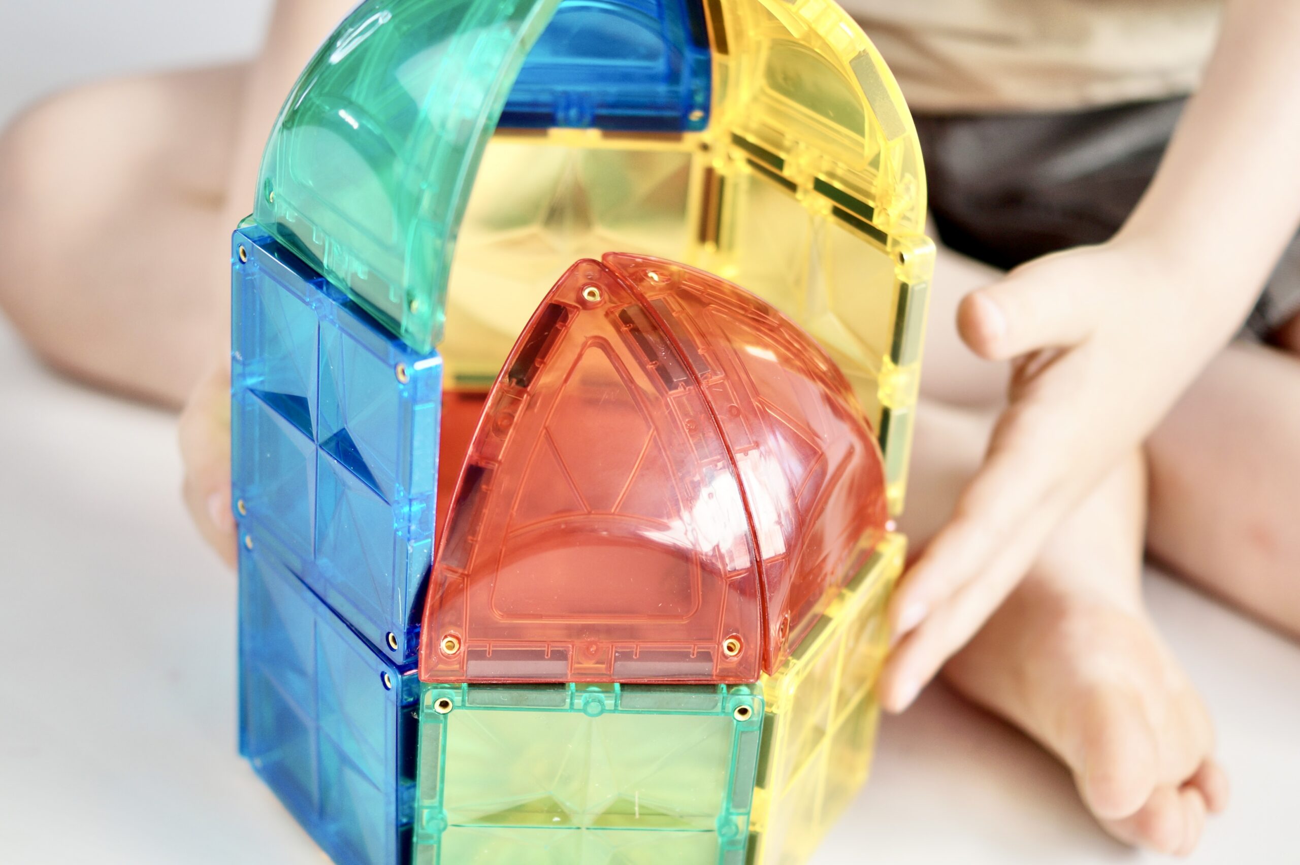 Cleverclixx Curved Dome Pack Intense 47 tk – kumerad kolmnurga kujuga magnetklotsid, mis ühilduvad Connetix ja teiste magnetklotsidega