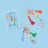 Cotton Twist You and Me võtmehoidjate meisterdamiskomplekt puidust helmeste ja metallist kinkekarbiga Cotton Twist You and Me võtmehoidjate meisterdamiskomplekt puidust helmeste ja metallist kinkekarbiga