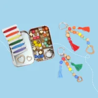 Cotton Twist You and Me võtmehoidjate meisterdamiskomplekt puidust helmeste ja metallist kinkekarbiga Cotton Twist You and Me võtmehoidjate meisterdamiskomplekt puidust helmeste ja metallist kinkekarbiga