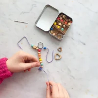 Cotton Twist You and Me võtmehoidjate meisterdamiskomplekt puidust helmeste ja metallist kinkekarbiga Cotton Twist You and Me võtmehoidjate meisterdamiskomplekt puidust helmeste ja metallist kinkekarbiga