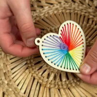 Cotton Twist Heart Keyring Craft Kit – tikitav südamega võtmehoidja 4+ Plastivaba tikkimiskomplekt lastele