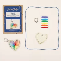 Cotton Twist Heart Keyring Craft Kit – tikitav südamega võtmehoidja 4+ Plastivaba tikkimiskomplekt lastele