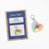 Cotton Twist Heart Keyring Craft Kit – tikitav südamega võtmehoidja 4+ Plastivaba tikkimiskomplekt lastele