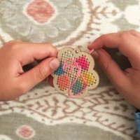 Cotton Twist Keyring Craft Kit – tikitav võtmehoidja Plastivaba tikkimiskomplekt lastele