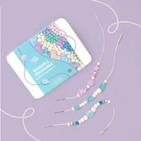 Cotton Twist mereteemaline käevõrude meisterdamiskomplekt lastele Seashell Treasures suur helmeste komplekt kuni 10 käevõru tegemiseks