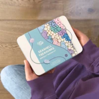 Cotton Twist mereteemaline käevõrude meisterdamiskomplekt lastele Seashell Treasures suur helmeste komplekt kuni 10 käevõru tegemiseks